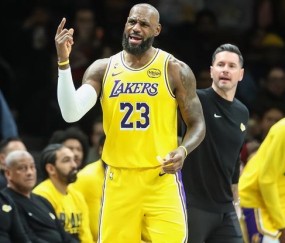 开云体育-关于詹姆斯回归赛场，回归赛场首场状态亮眼，FPX观众沸腾！的信息